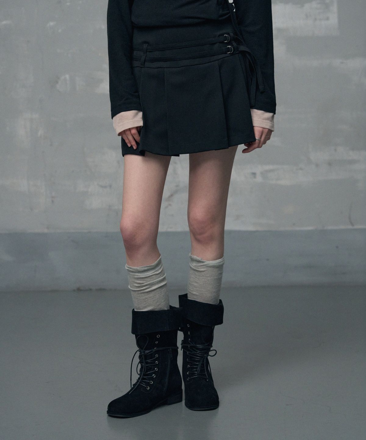 레더리(LEATHERY) 더블 스트랩 플리츠 미니 스커트 [BLACK]