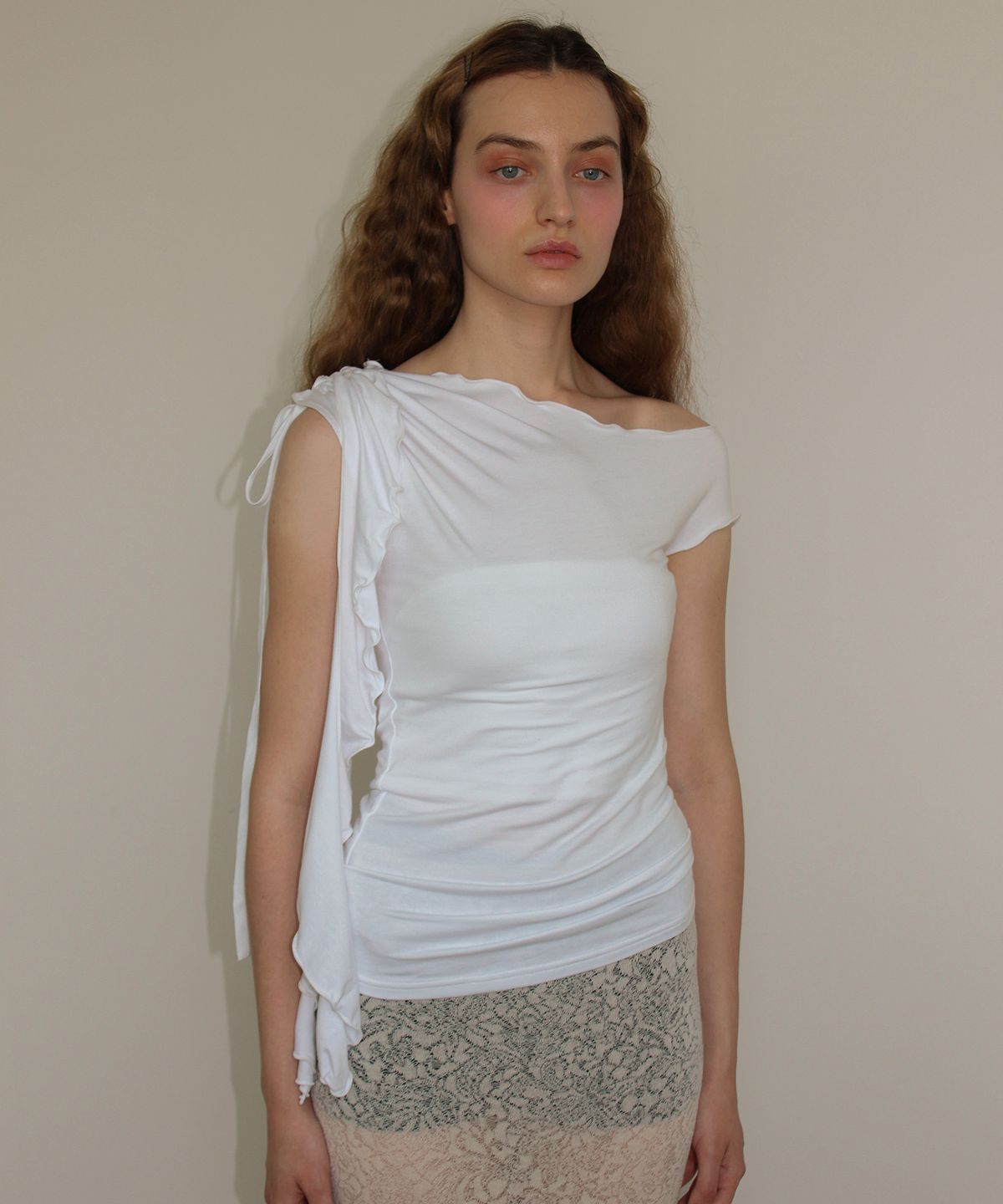 유히리(YUHEELEE) One shoulder ruffle trim top / White