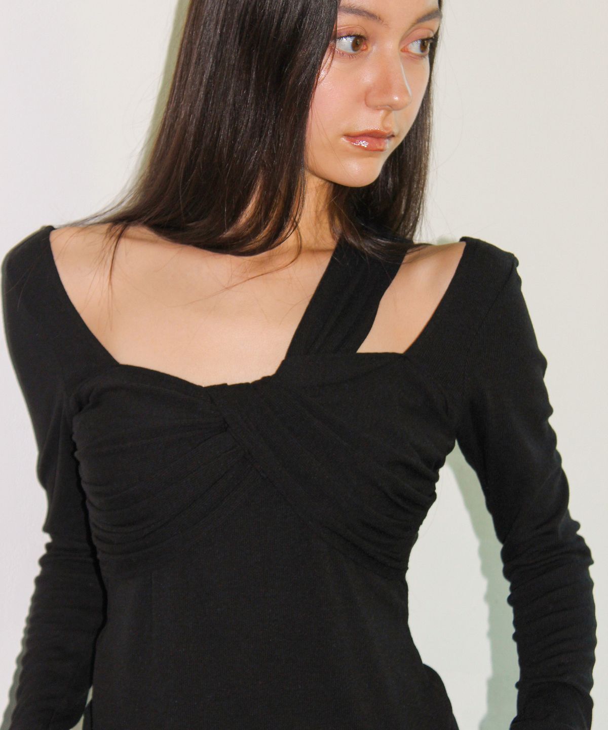 유히리(YUHEELEE) Long sleeve twist top / Black