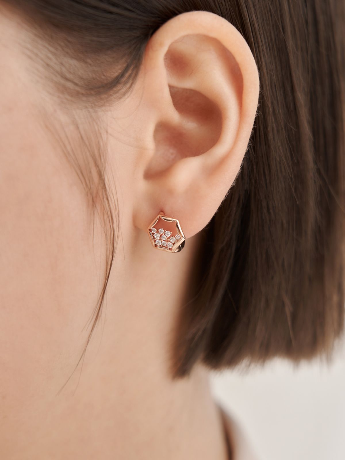 엘르주얼리(ELLEJEWELRY) 14K GF 육각 큐빅포인트 귀걸이 ELGPEE563
