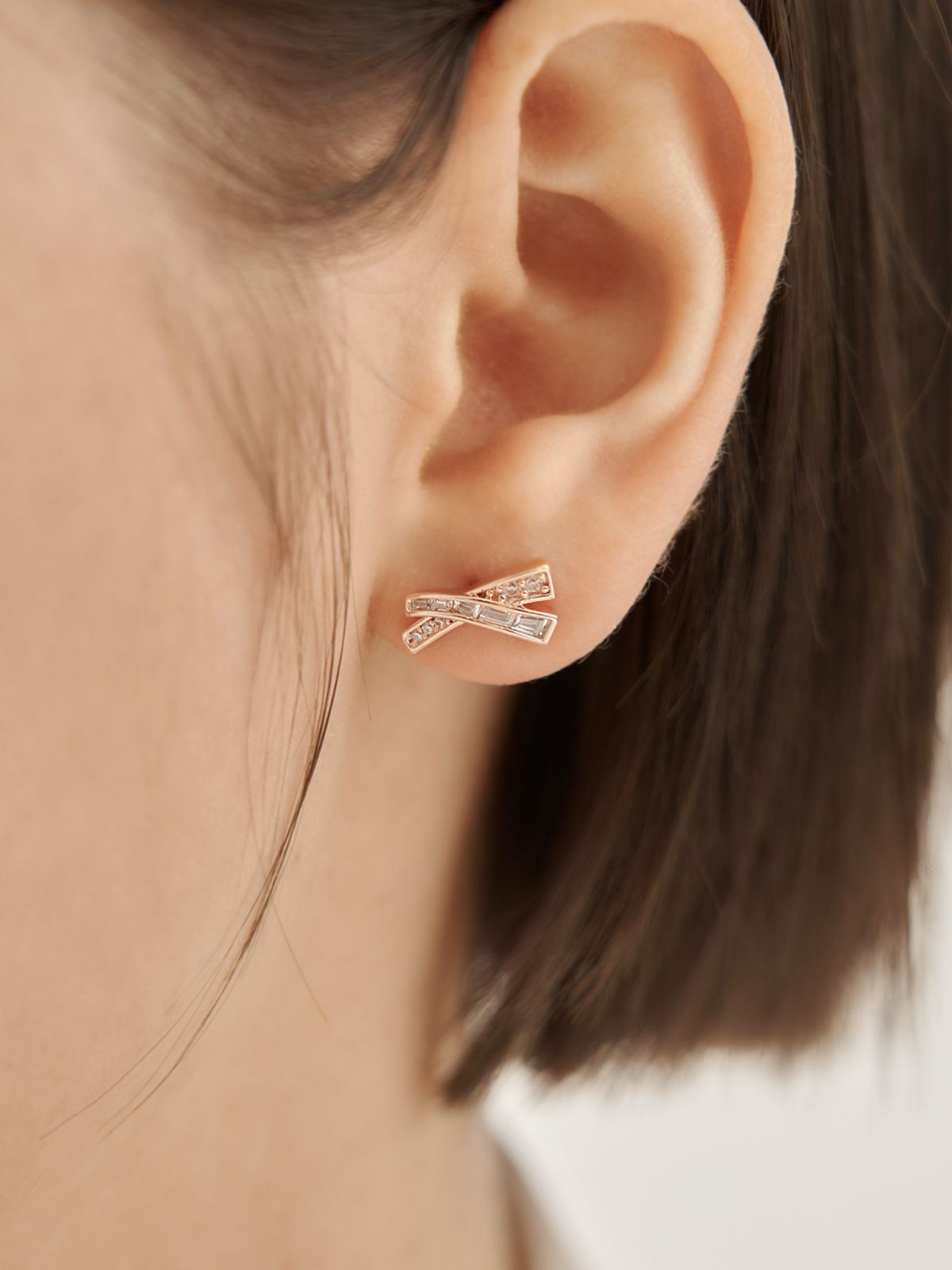 엘르주얼리(ELLEJEWELRY) 14K GF 크로스 큐빅 포인트 귀걸이 ELGPEE568