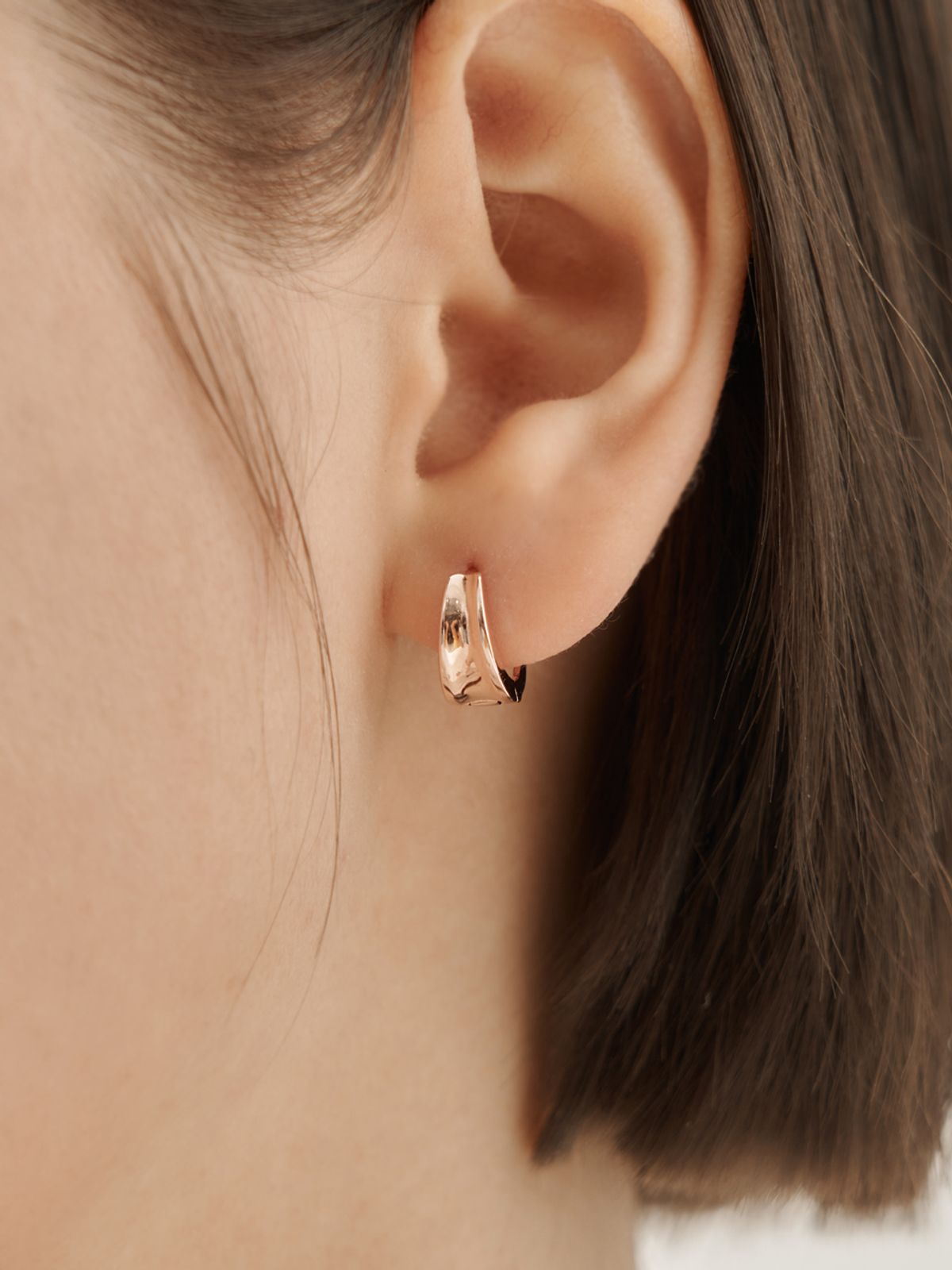 엘르주얼리(ELLEJEWELRY) 14K GF 심플 라인홀 원터치 귀걸이 ELGPEE558