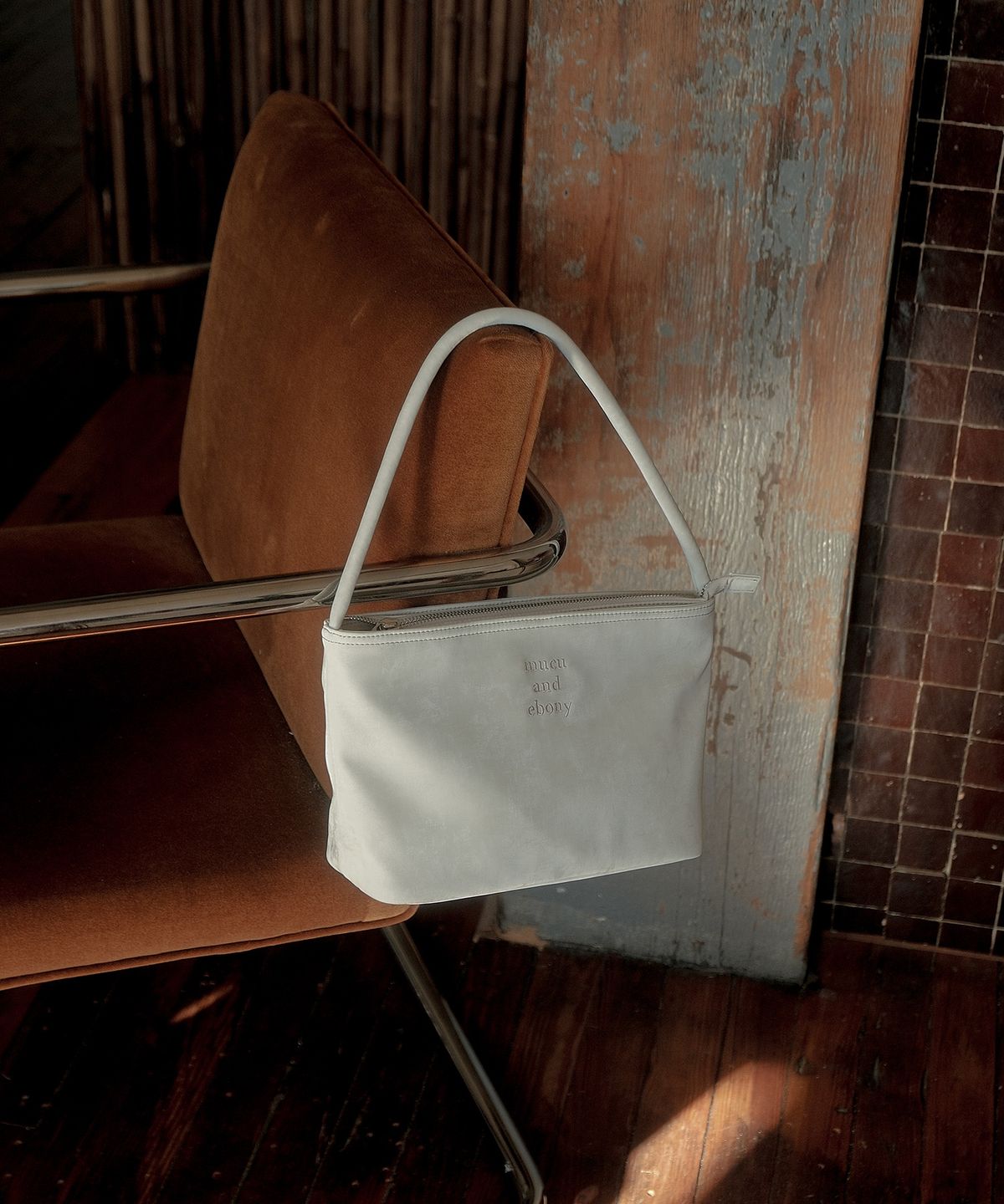 무쿠앤에보니(MUCU AND EBONY) Near Flat Bag _ Mucu Grey
