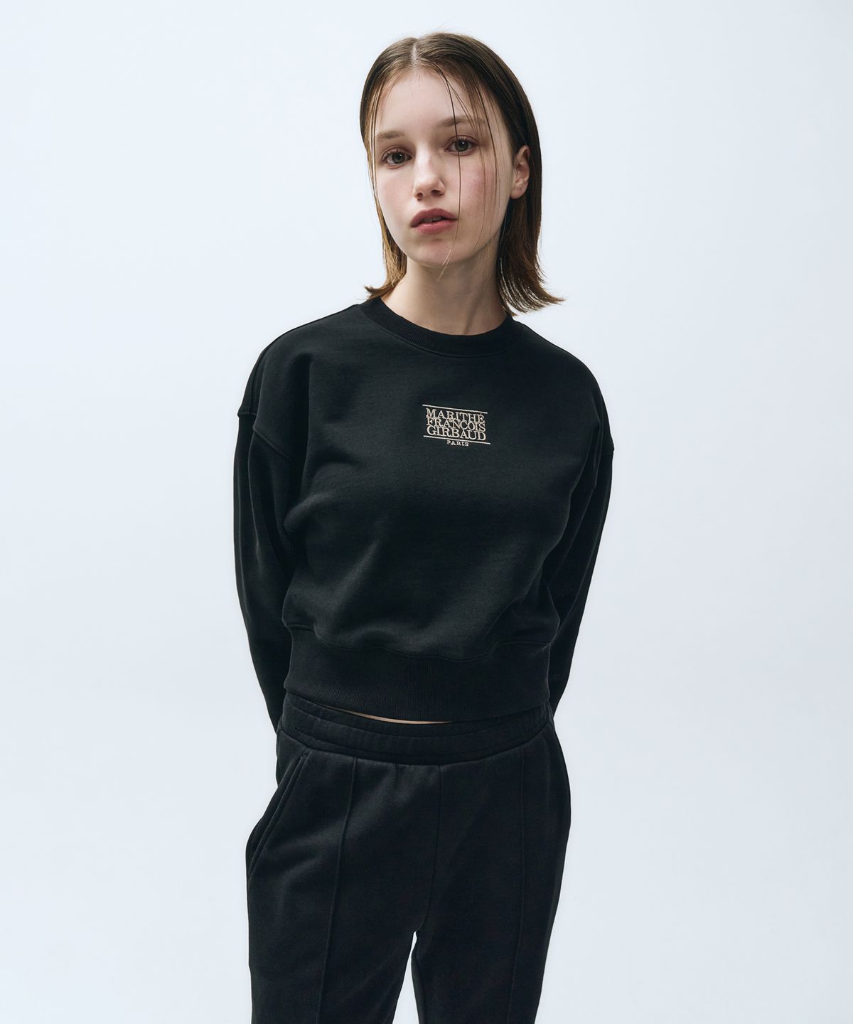 마리떼 프랑소와 저버(MARITHÉ + FRANҪOIS GIRBAUD) W SMALL CLASSIC LOGO CROP SWEATSHIRT black