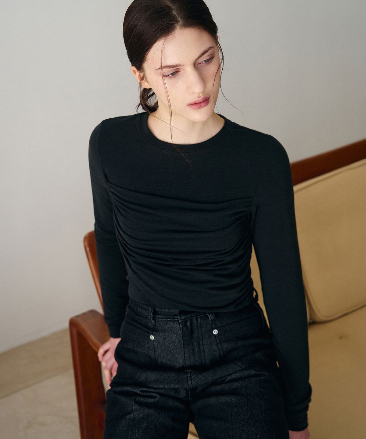 드로우핏 우먼(DRAWFIT WOMEN) 셔링 드레이프 롱 슬리브 티셔츠 [BLACK]