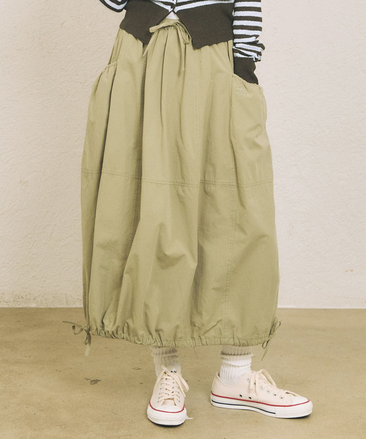 꼬모니노즈(COMONINOZ) W RIBBON BALLOON SKIRT [KHAKI]