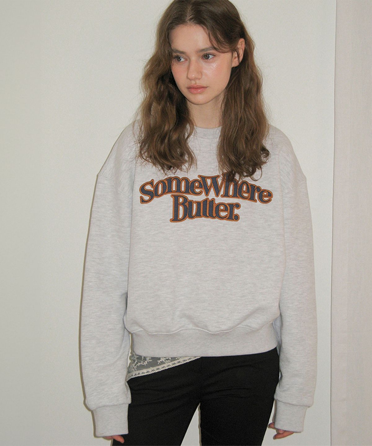 썸웨어버터(SOMEWHEREBUTTER) Denim Wave Logo Sweatshirt - White Melange