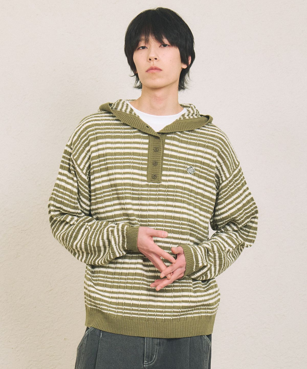꼬모니노즈(COMONINOZ) BUTTON HOOD KNIT [KHAKI]