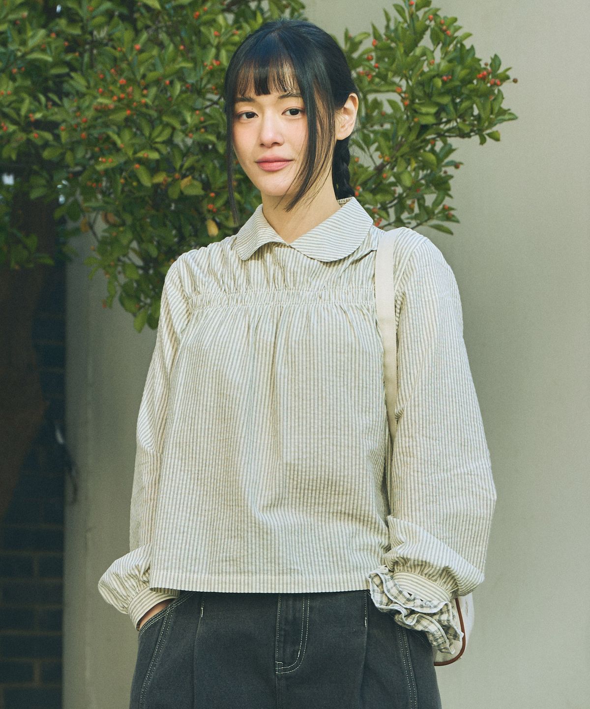 꼬모니노즈(COMONINOZ) W NOZ SHIRRING BLOUSE [IVORY]