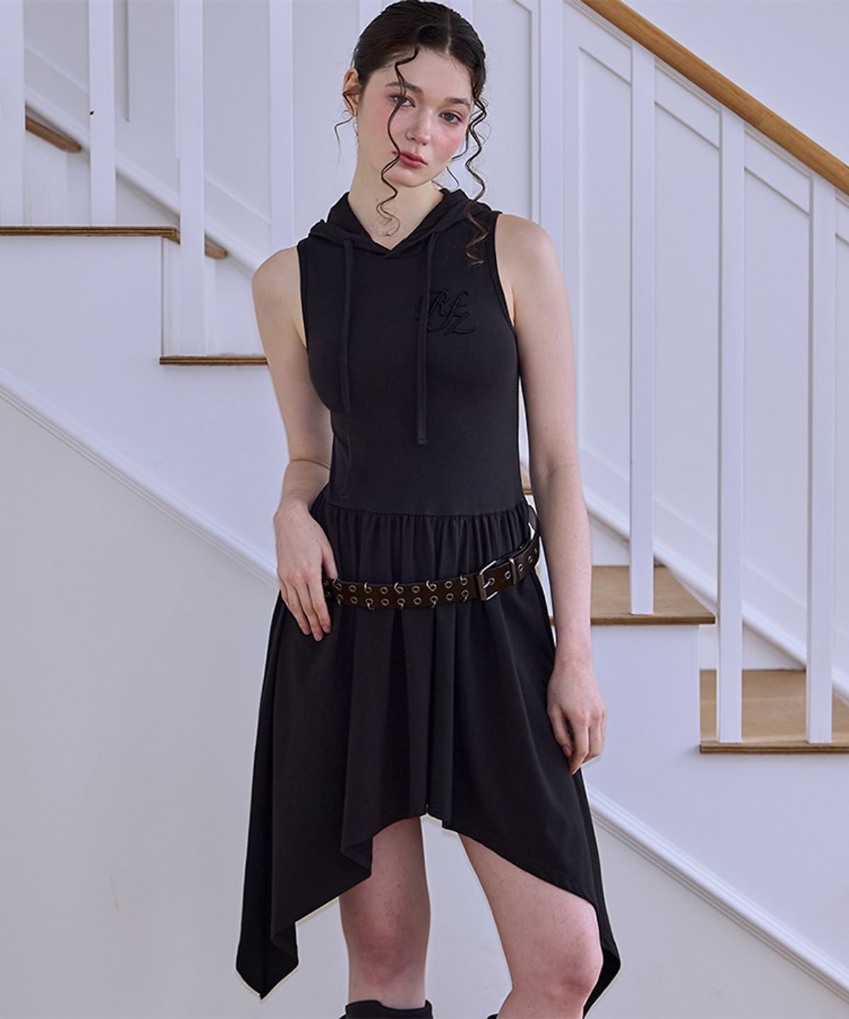 로제프란츠(ROSEFRANTZ) Sleeveless Hood Mini Dress [Black]