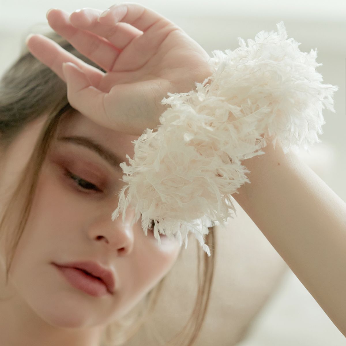 베스티(BESTY) 페더리크 헤어 스크런치 (Snow Flurry Hair Scrunchie)
