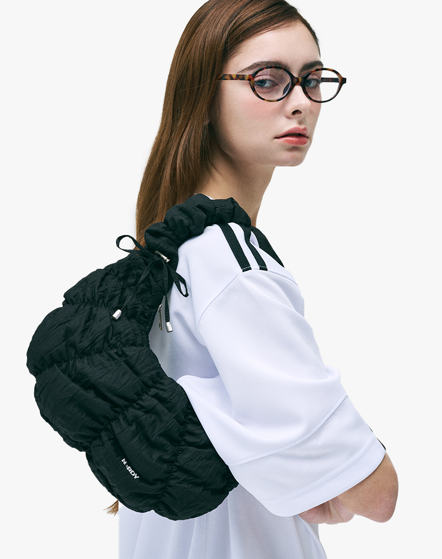 【NERDY】Mini Pleats Ribbon Hobo Bag MUSINSA | NERDY Mini Pleated Ribbon Hobo Bag (Black/Cream