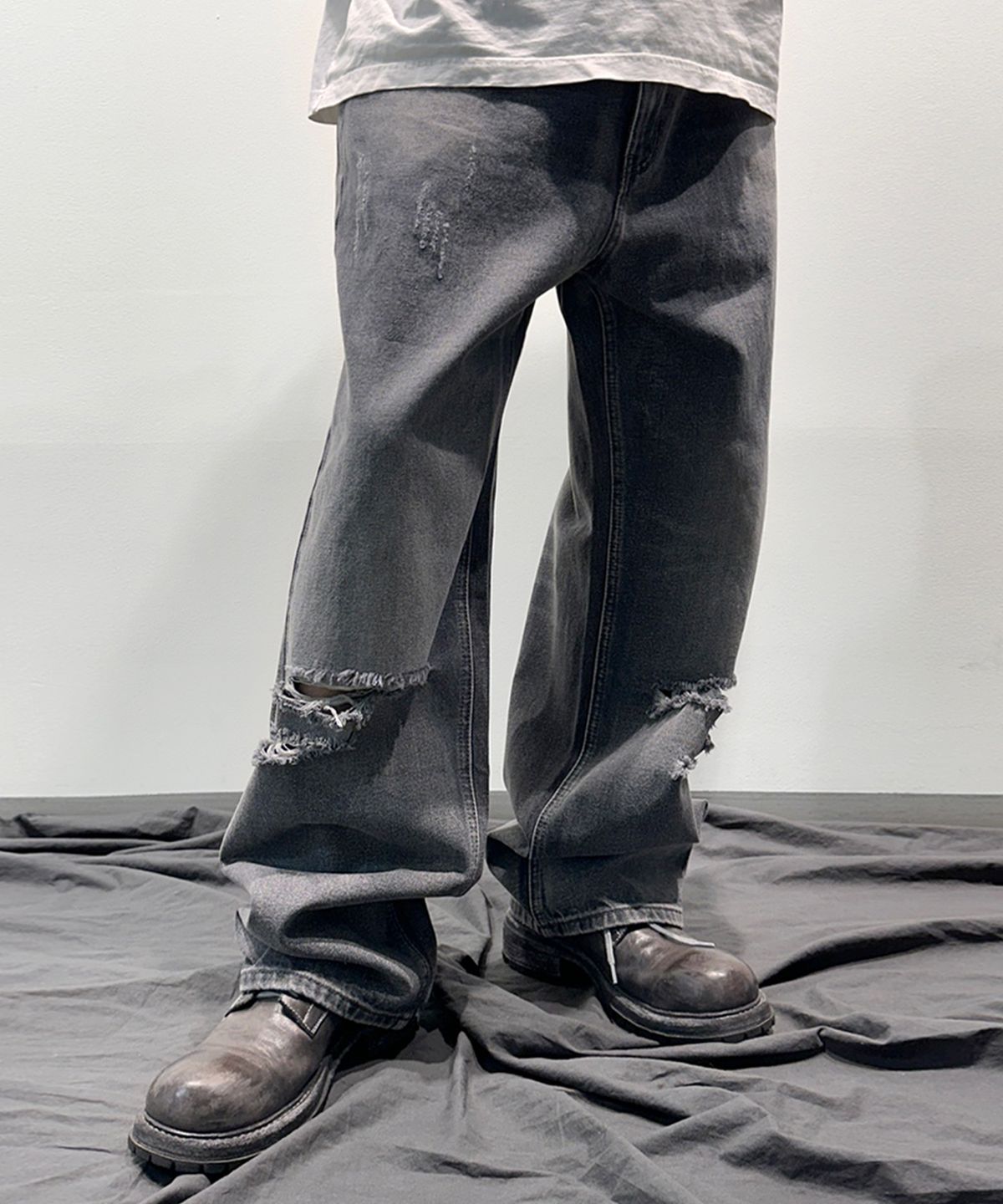 더블유스탠다드(W STANDARD) 데미지 브러쉬드 데님 팬츠 [GRAY]