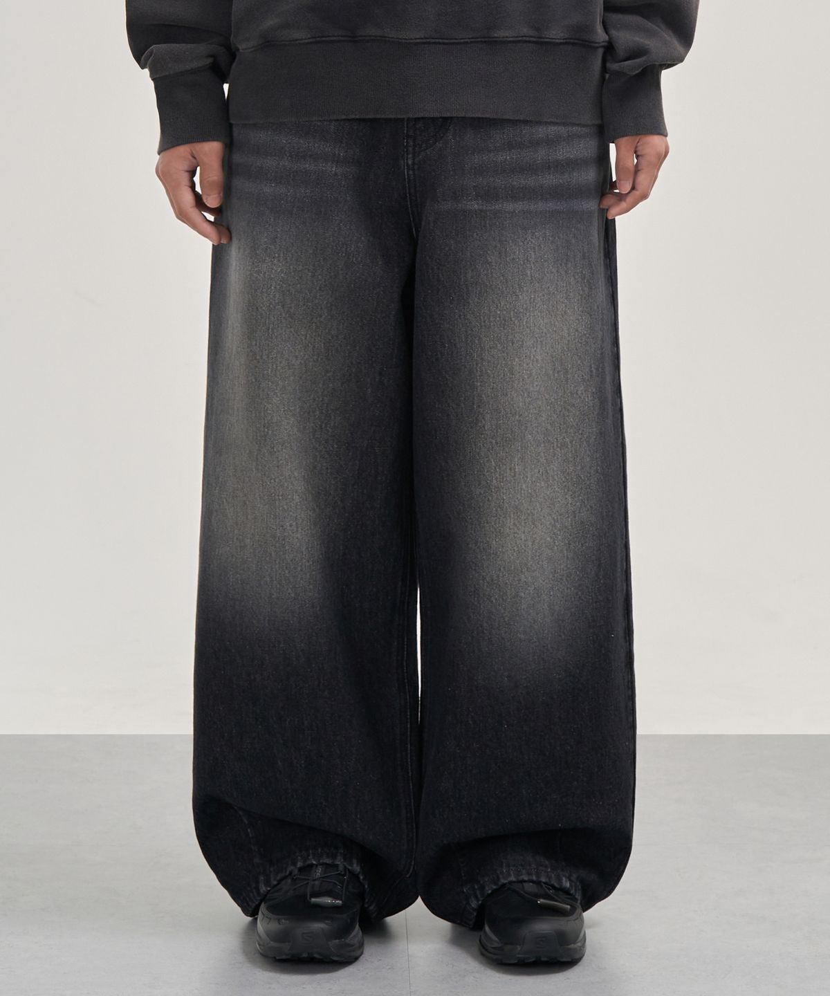 엑스컨테이너(EXCONTAINER) 워시드 와이드 벌룬핏 데님 팬츠 (WASHED BLACK)