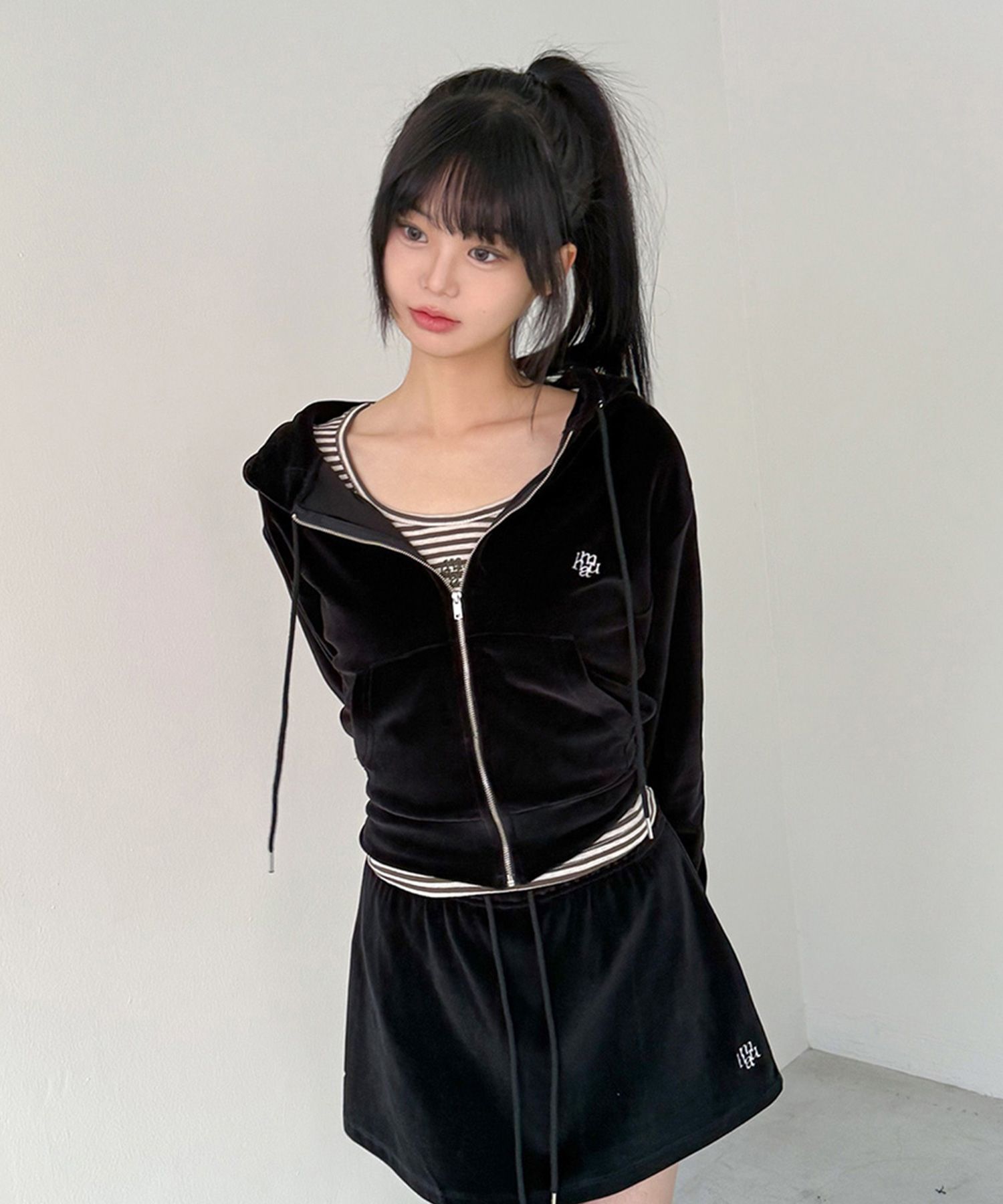 【MUAHMUAH】 VELOUR TRAINING HOODZIPUP SKIRT SET UP muahmuah | MuahMuah 2025 S/S - [SET] 벨루어 트레이닝 후드