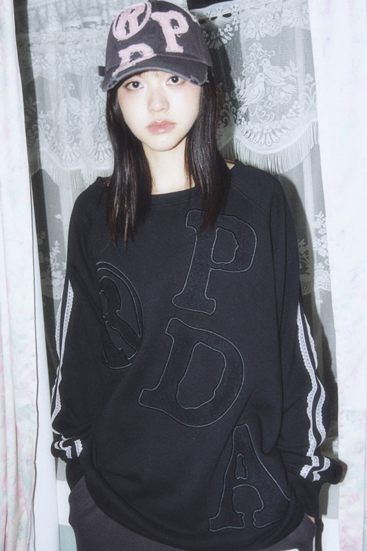 프렌다(PRENDA) PRDA LACE BIG PATCH OFF-SHOULDER SWEATSHIRT BLACK