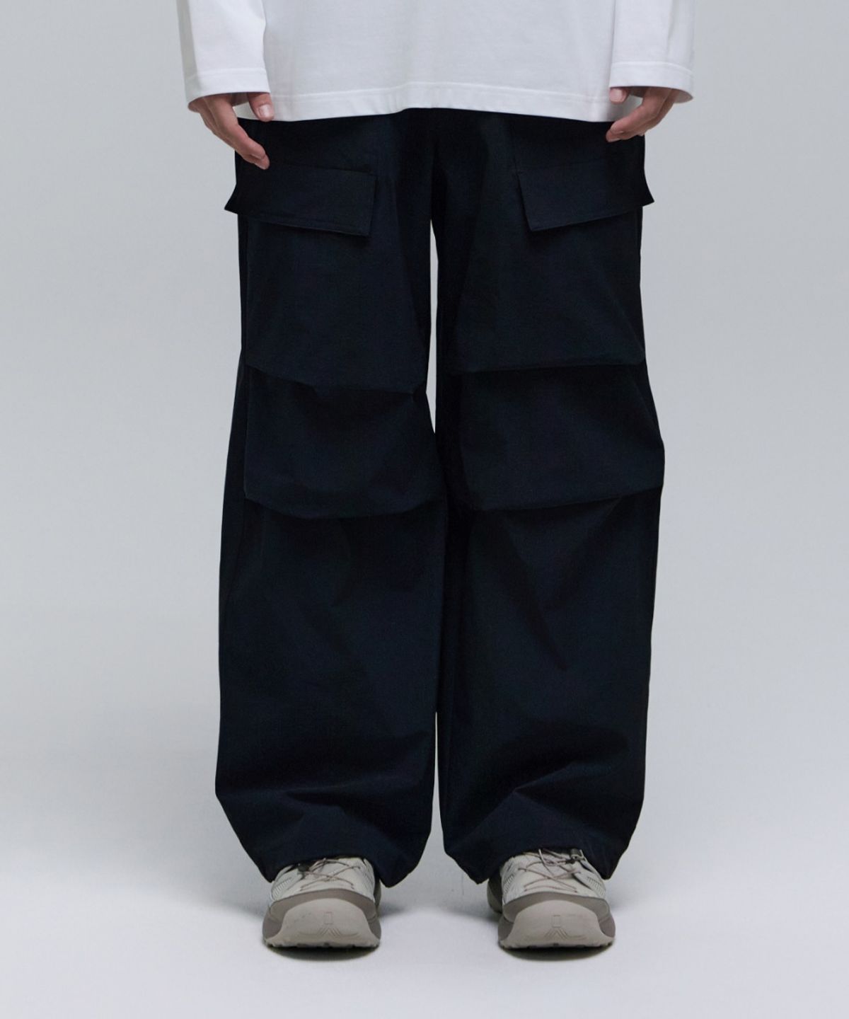 내셔널지오그래픽(NATIONALGEOGRAPHIC) N251UPT902 파라슈트 와이드핏 팬츠 CARBON BLACK