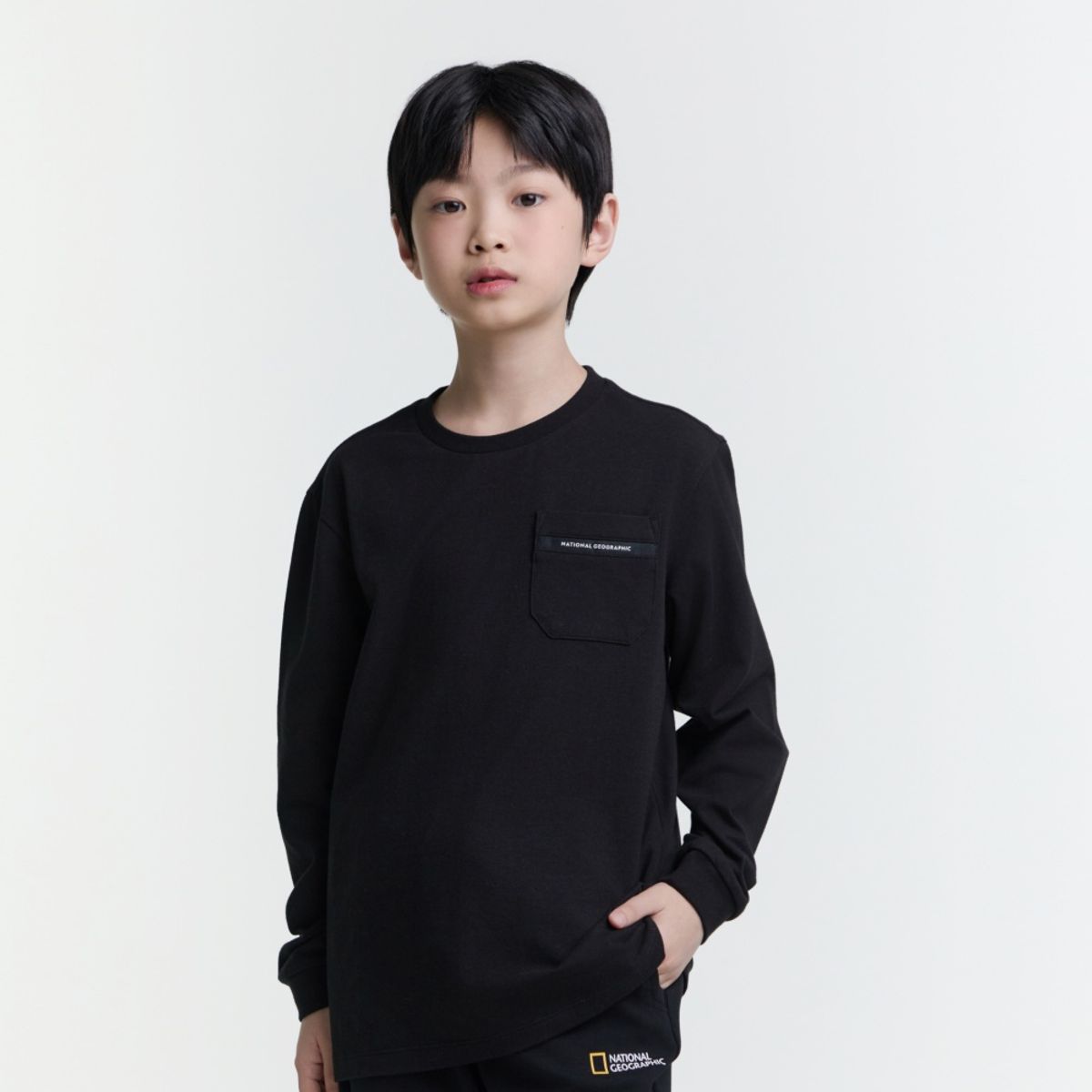 내셔널지오그래픽 키즈(NATIONAL GEOGRAPHIC KIDS) K251UTS910 스몰로고 포켓 긴팔티 CARBONBLACK