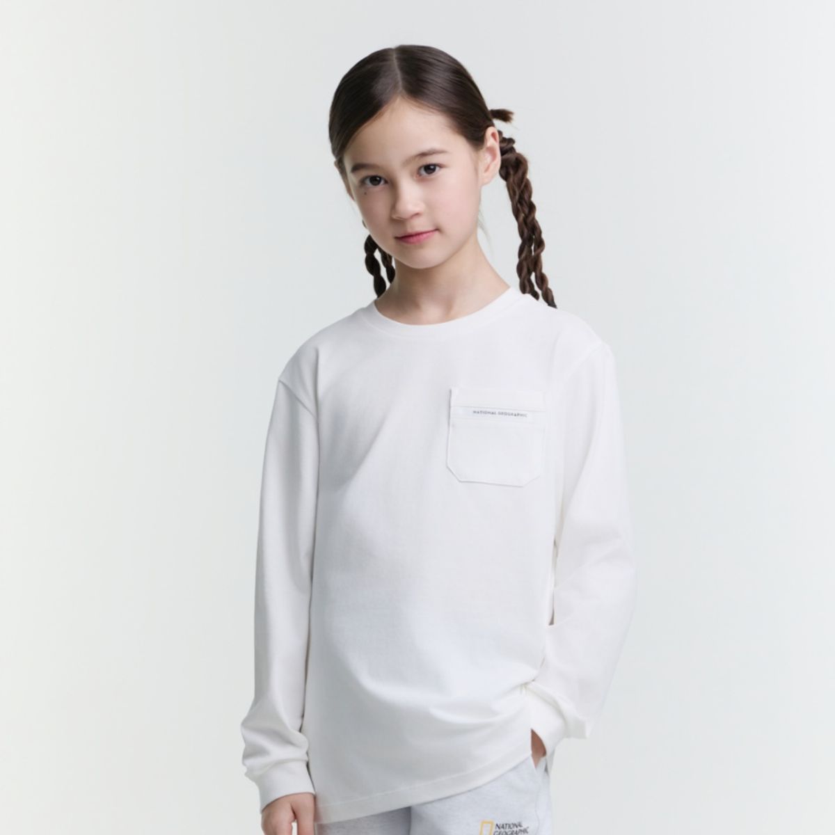내셔널지오그래픽 키즈(NATIONAL GEOGRAPHIC KIDS) K251UTS910 스몰로고 포켓 긴팔티 WHITE