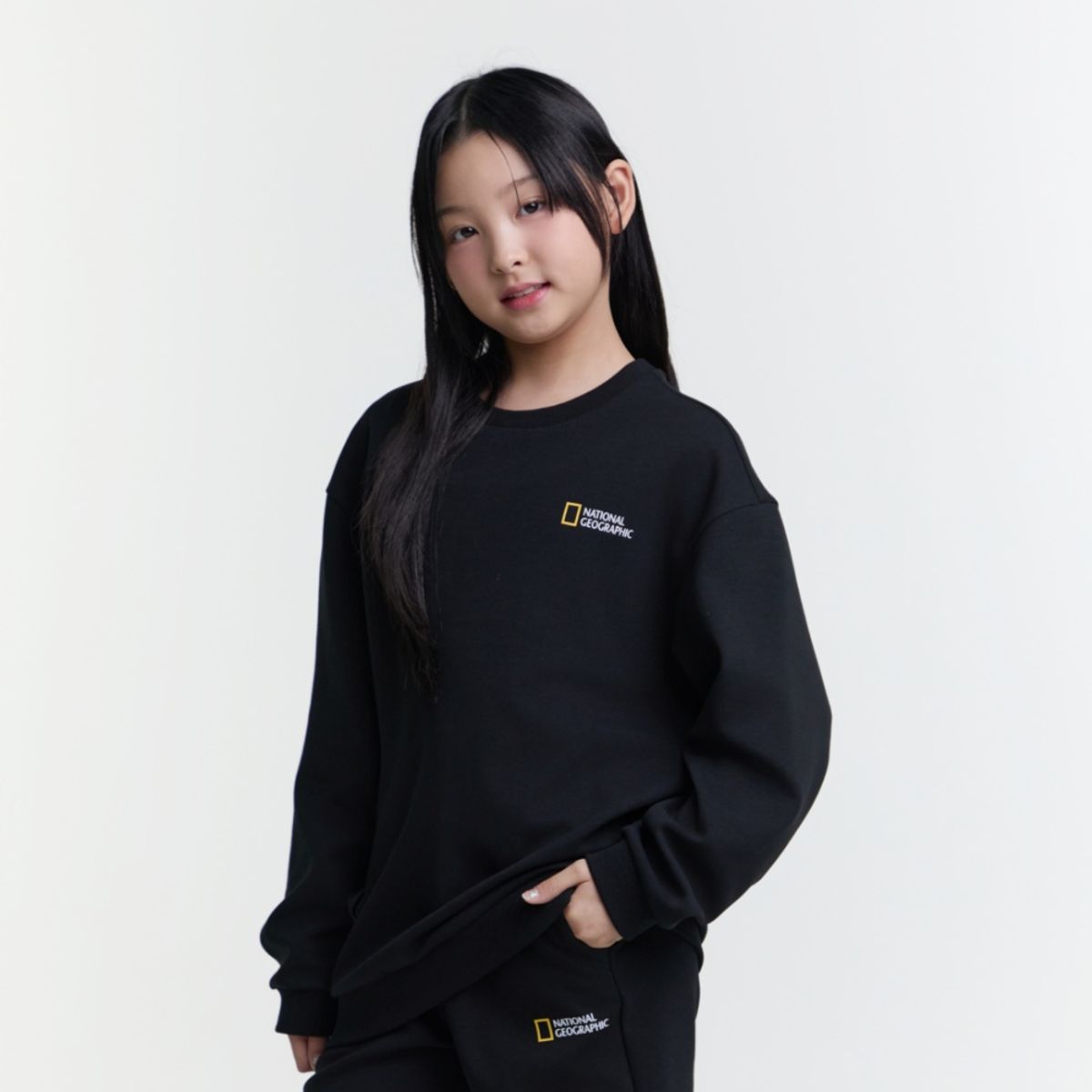 내셔널지오그래픽 키즈(NATIONAL GEOGRAPHIC KIDS) K251USW960 백그래픽 맨투맨 CARBONBLACK