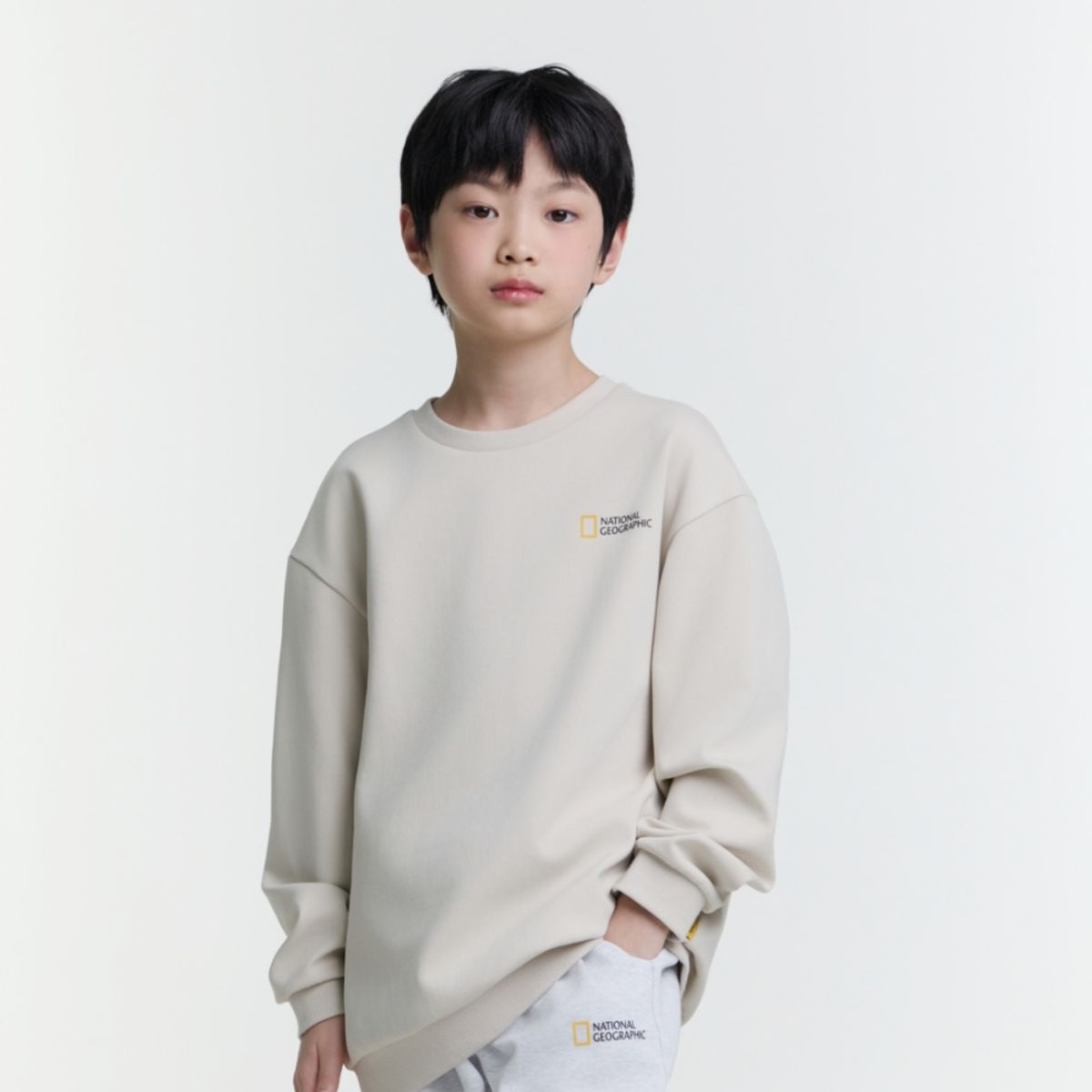 내셔널지오그래픽 키즈(NATIONAL GEOGRAPHIC KIDS) K251USW960 백그래픽 맨투맨 LBEIGE