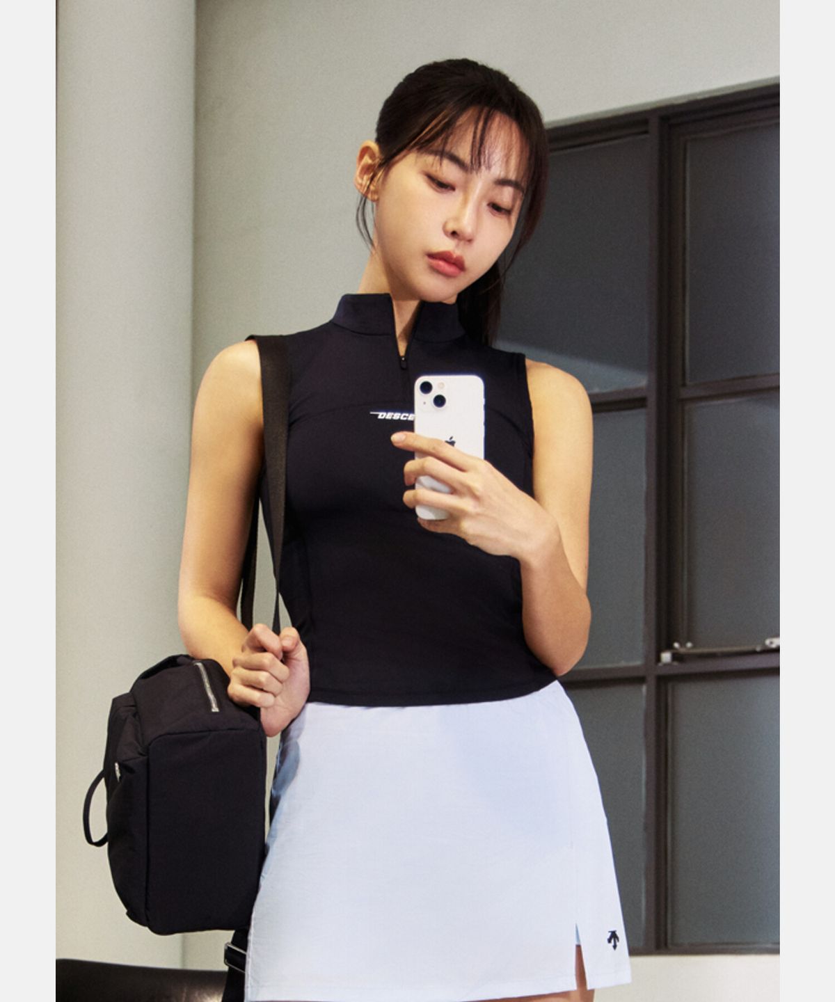 데상트(DESCENTE) 우먼스 트레이닝 벡터 슬림핏 슬리브리스 블랙(SQ122TST11)