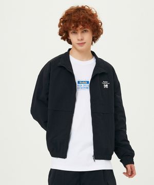 에센셜 빅로고 우븐 자켓 BLACK