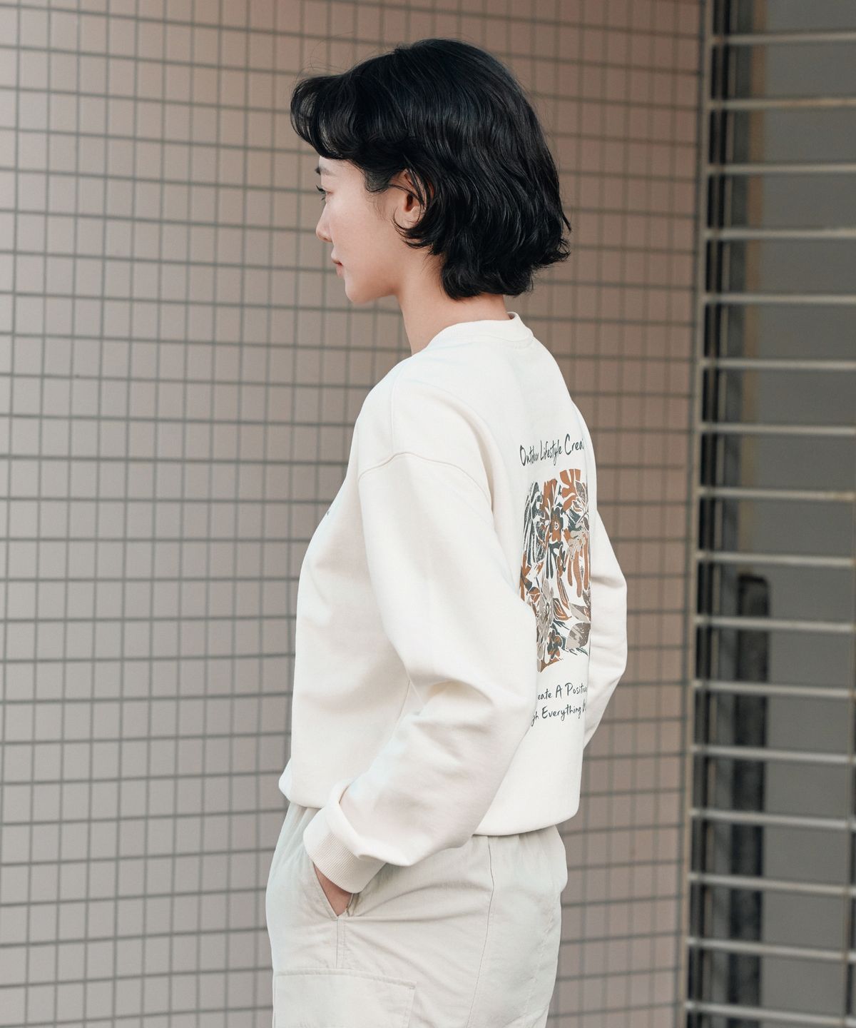 스노우피크 어패럴(SNOWPEAK APPAREL) 여성 트로피컬 그래픽 세미크롭 맨투맨 (S25SWFHT53) Butter Ivory