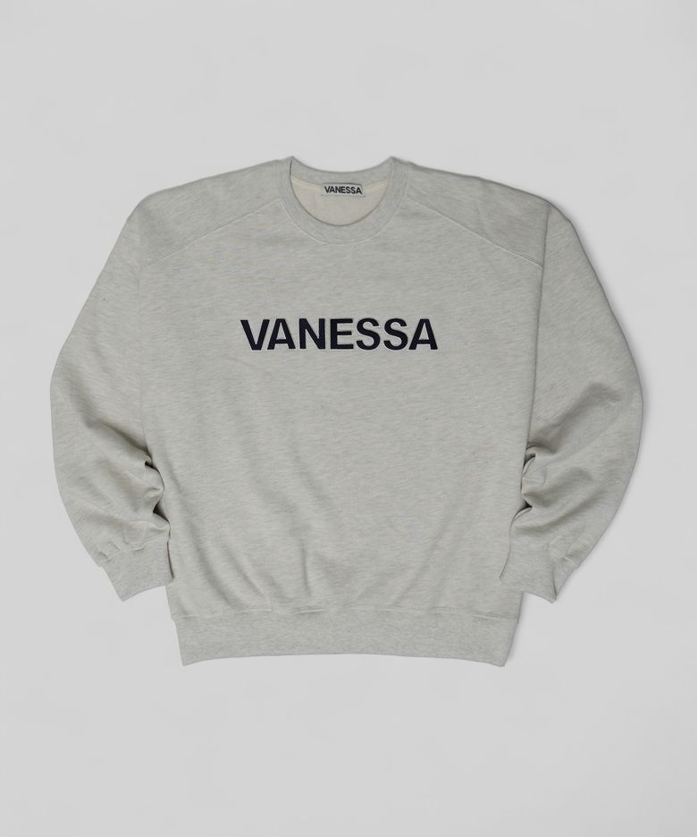 820g VANESSA 로고 자수 맨투맨_오트밀