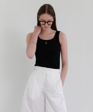 에센셜 로고 리브드 슬리브리스 블랙