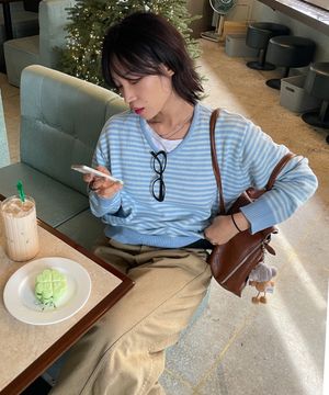 (우먼) 브이넥 스트라이프 니트_스카이블루