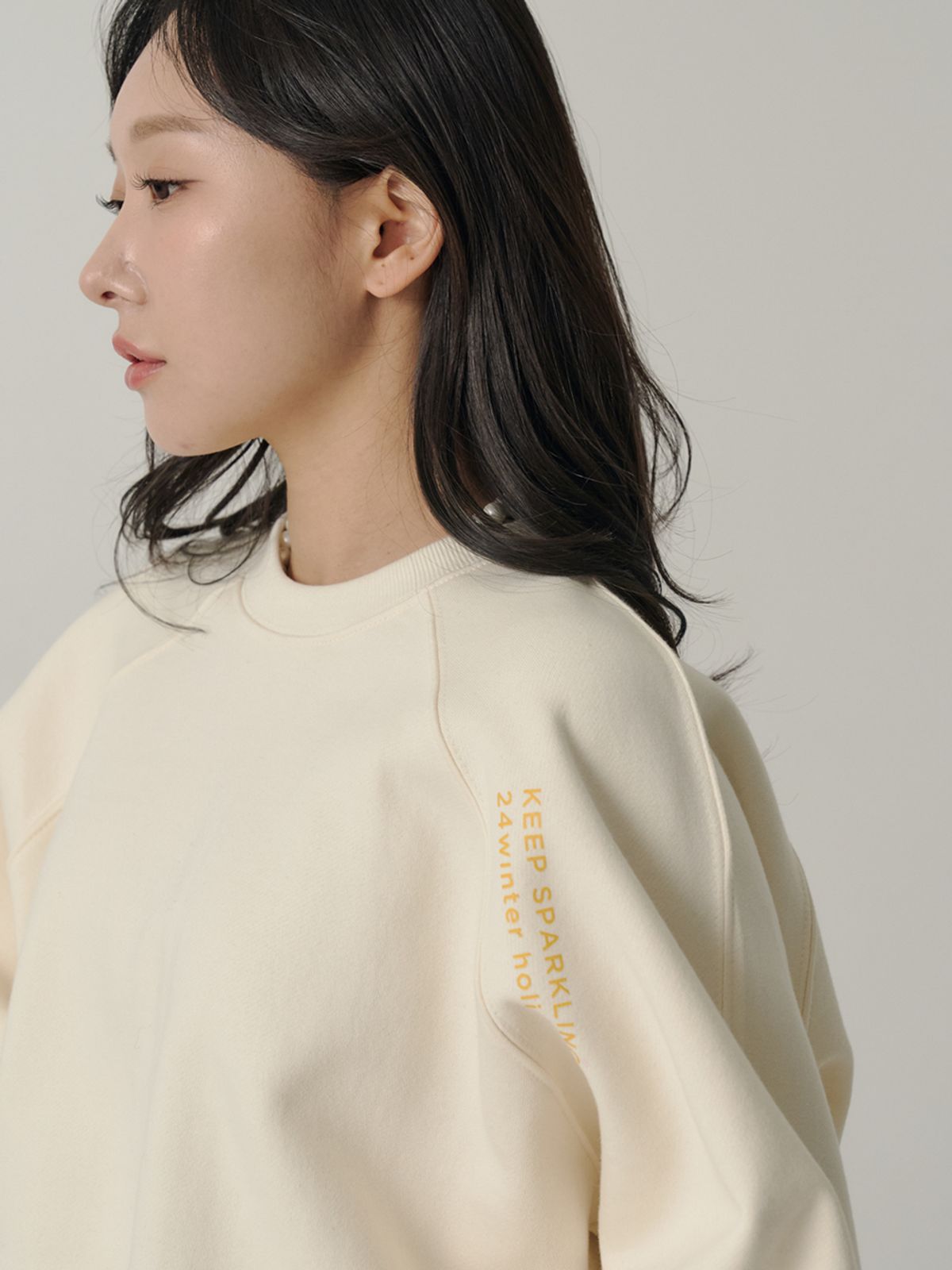 쏘리, 투 머치 러브(SORRY, TOO MUCH LOVE) Standard Raglan Fleece Sweatshirt_Cream