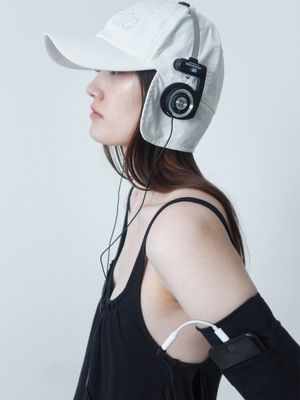 EMBOSS LOGO EARFLAP CAP / WHITE