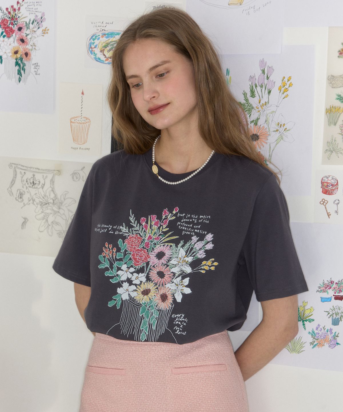 논로컬(NONLOCAL) [논로컬 X 이하여백] Vase Hand Drawing T-shirt - Charcoal