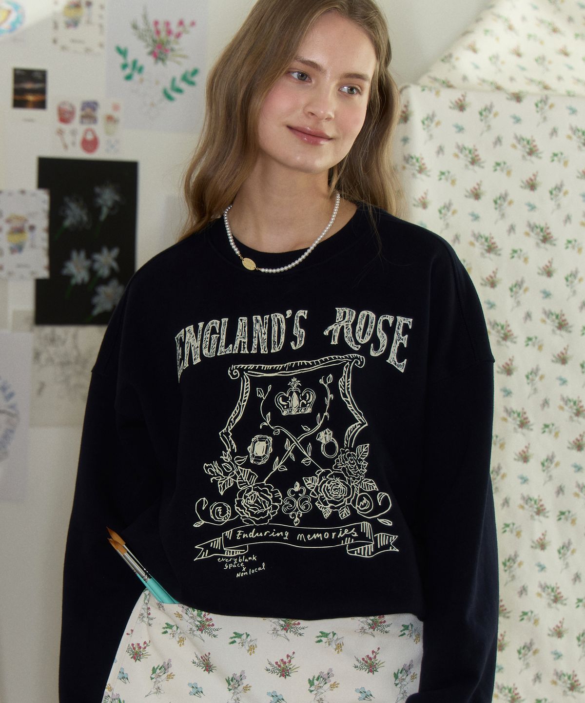 논로컬(NONLOCAL) [논로컬 X 이하여백] Rose Hand Drawing Sweatshirt - Navy