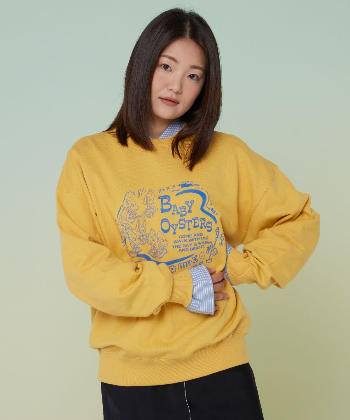 슬로코스터(SLOWCOASTER) [SLCO X DISNEY] Alice Oyster_스웻셔츠 Yellow