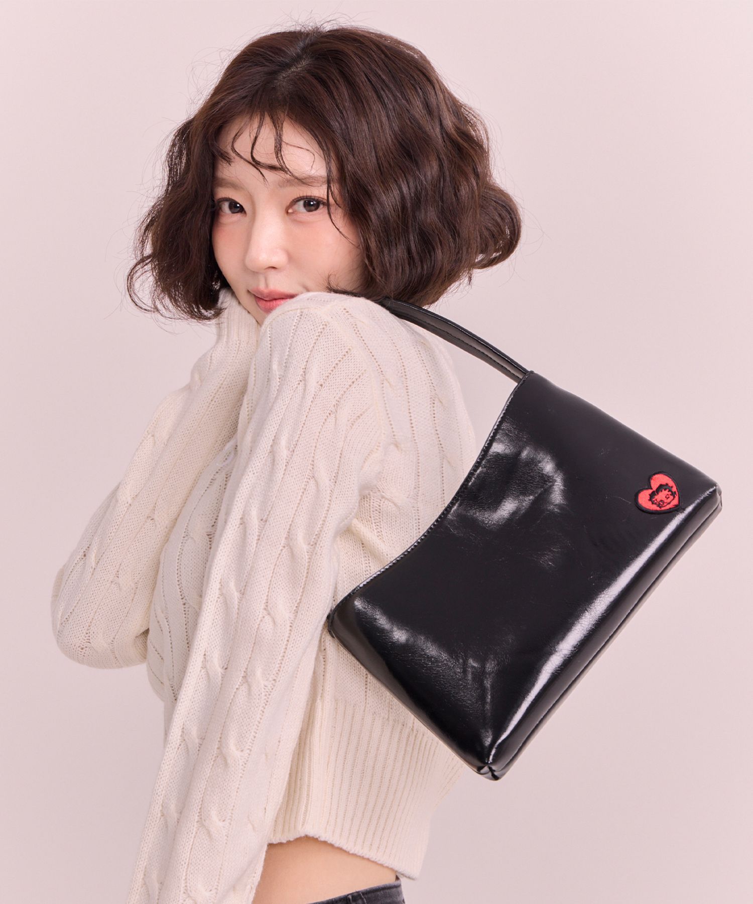 [ULKIN CANVAS]Bettyboop Padded Buckle Mini Shoulder Bag _2色 MUSINSA公式 | ULKIN CANVAS Betty Boop Glossy Leather Mini
