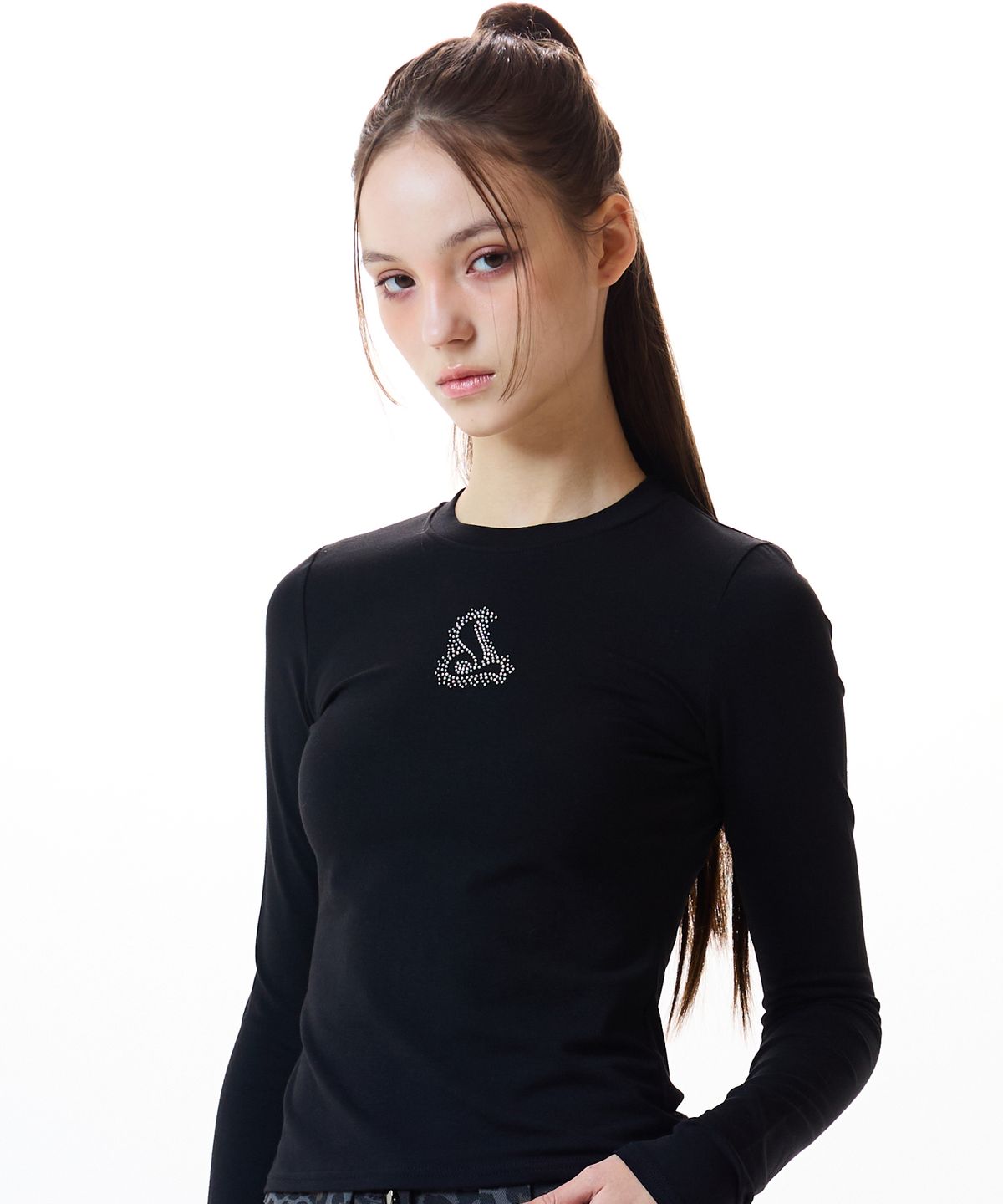 러브이즈트루(LUVISTRUE) CURVED L HOTFIX TEE(BLACK)