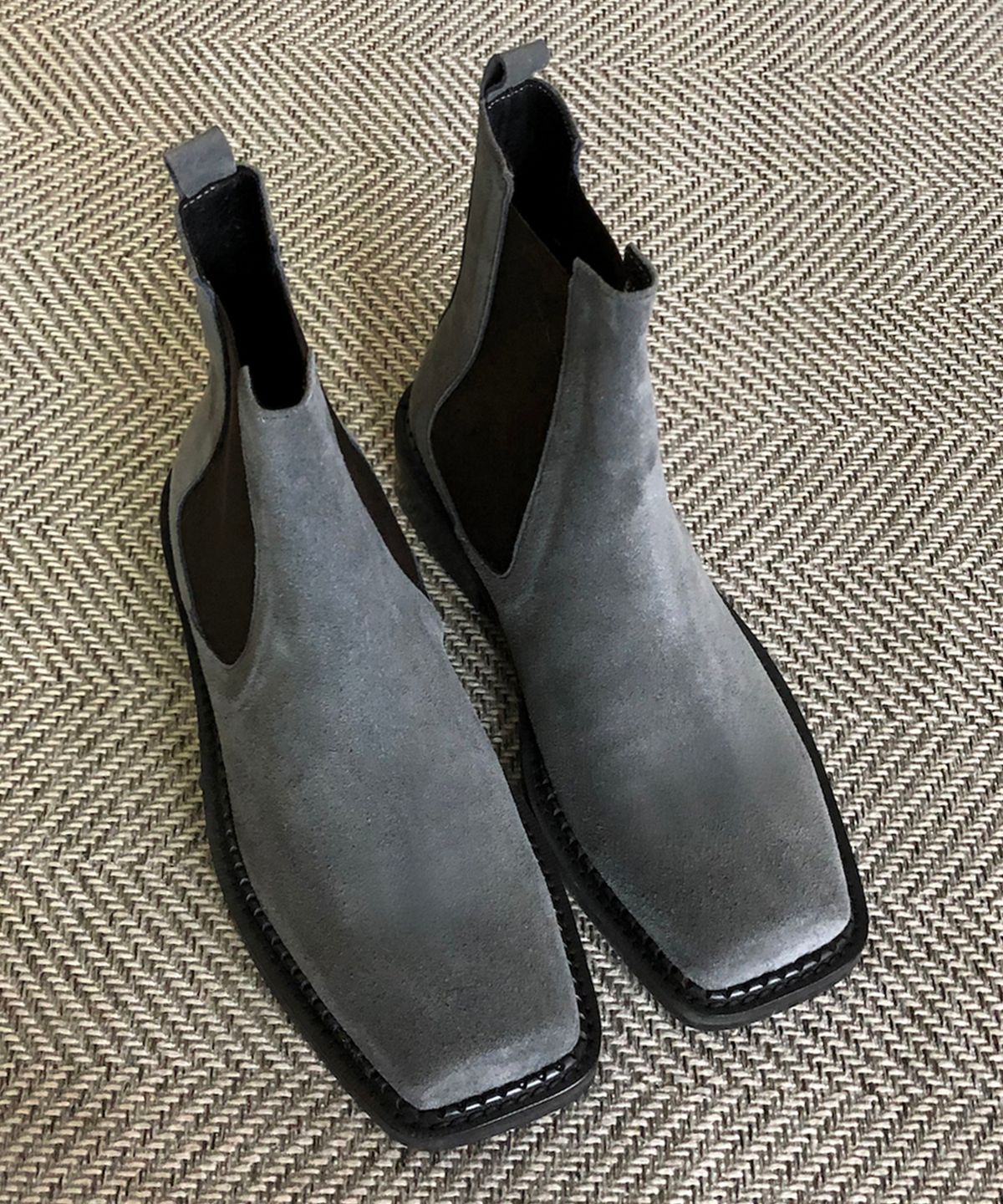 조앤슈(JOENSHOE) 클라이네 스퀘어 첼시부츠 그레이