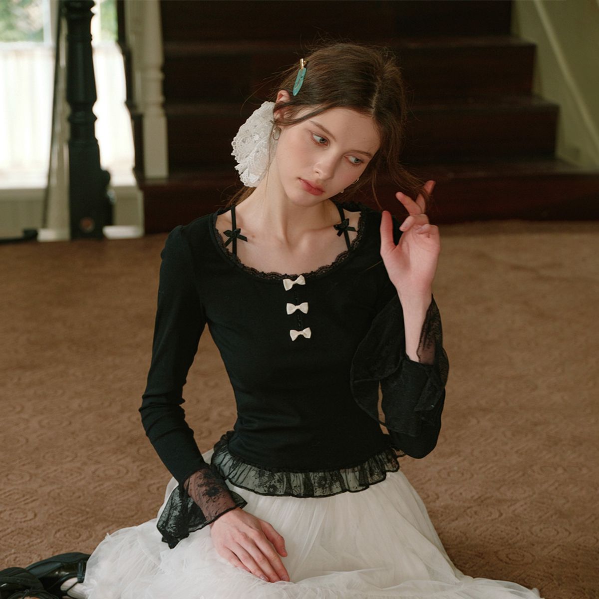 쎄무아듀(CEST MOIDEW) Cest_Bow lace trumpet sleeve top