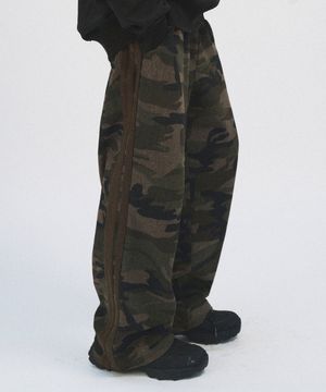 LOOSE FIT TRACK SWEAT PANTS (CAMO)