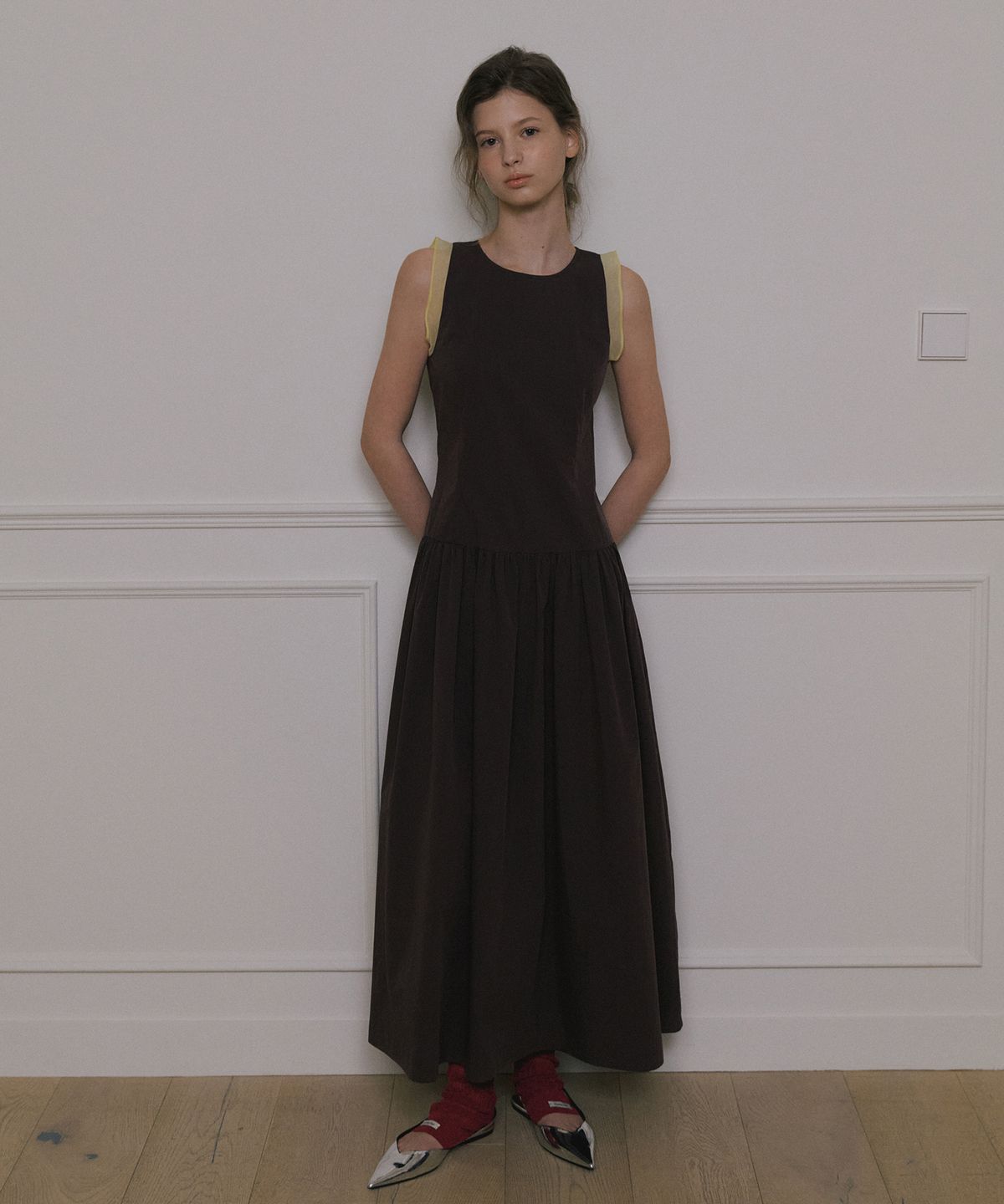 오버듀플레어(OVERDUEFLAIR) LOW WAIST CONTRAST MAXI DRESS_BROWN/LIME