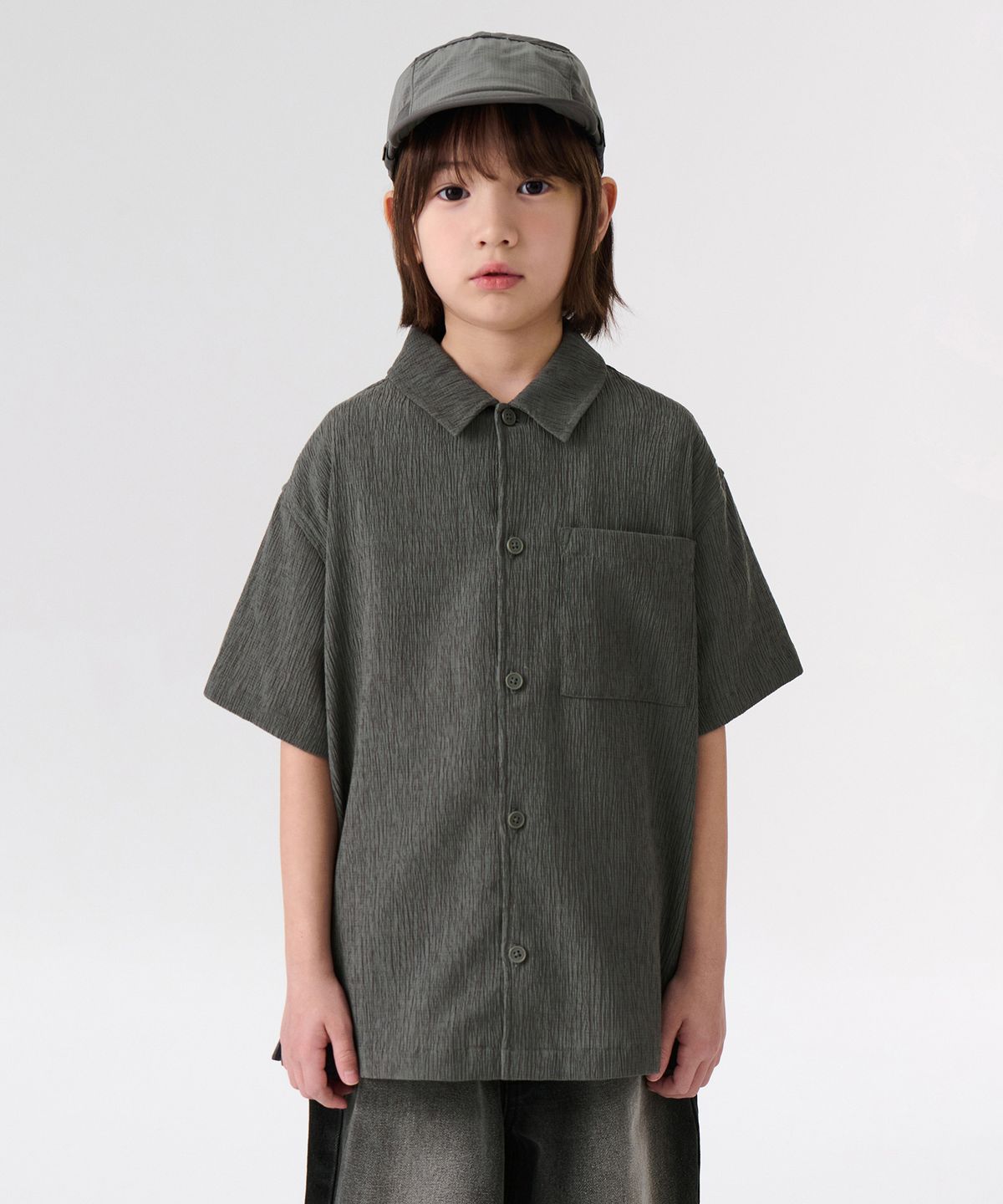 무신사 스탠다드 키즈(MUSINSA STANDARD KIDS) 크링클 릴렉스드 반소매 셔츠 [카키 그레이]