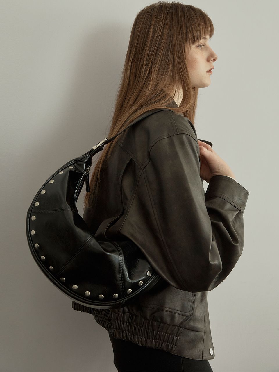 LEATHER POCKET SHIRRING RIBBON BAG BLACK