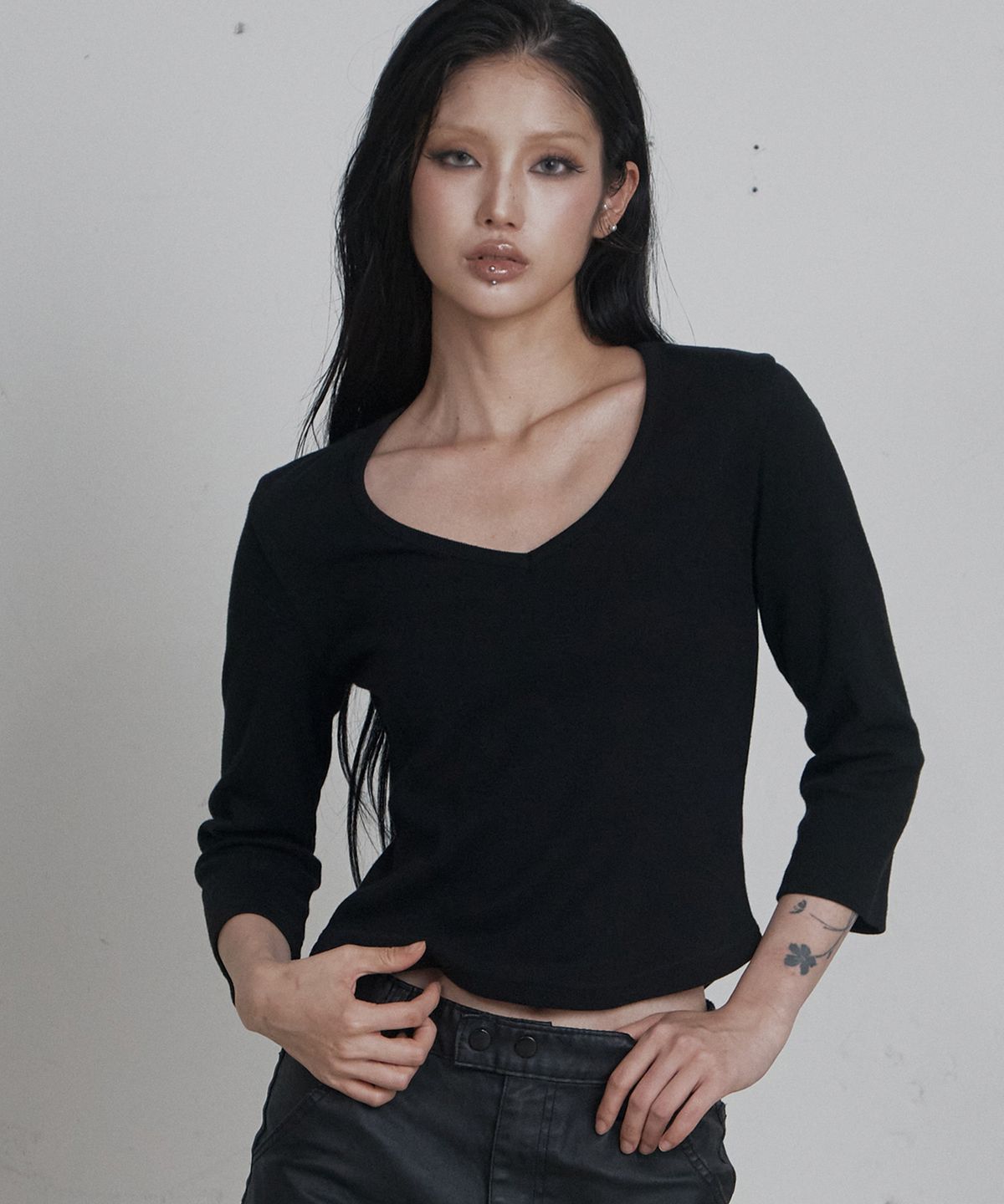 큐리티(CURETTY) C 90S LINE V-NECK T-SHIRT_BLACK