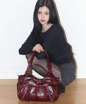 엠버 버클 숄더 백 버건디