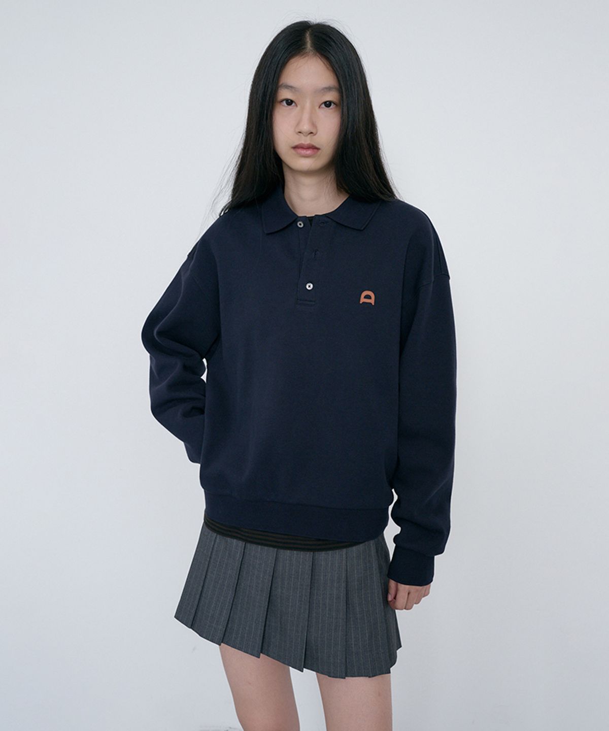 던스트(DUNST) UNISEX LEATHER LOGO COLLARED T-SHIRT_UDTS6C110_FRENCH NAVY