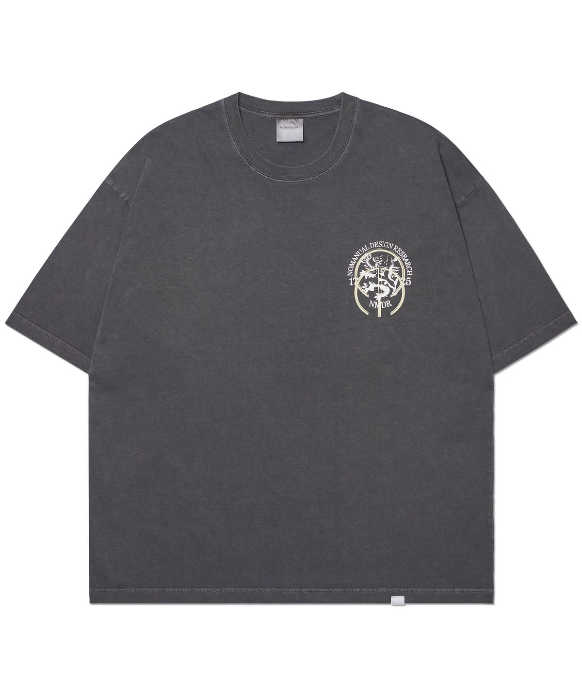 노매뉴얼(NOMANUAL) NM HERALDRY T-SHIRT - WARM CHARCOAL
