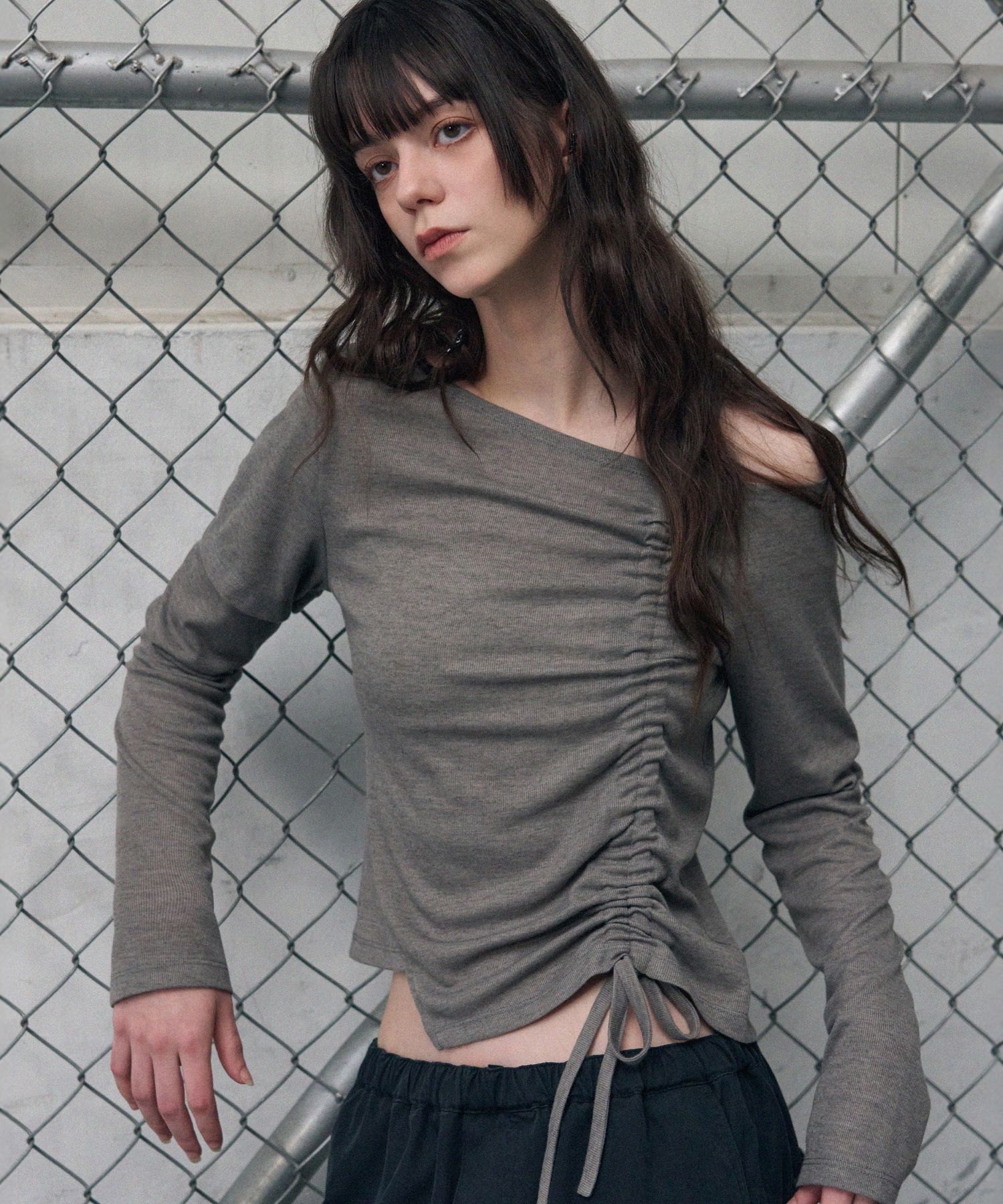 Tシャツ・カットソー ^LEATHERY^ Fluid off-shoulder shirring long sleeve STONE GRA MUSINSA | LEATHERY Fluid Off-Shoulder Shirring Long Sleeve