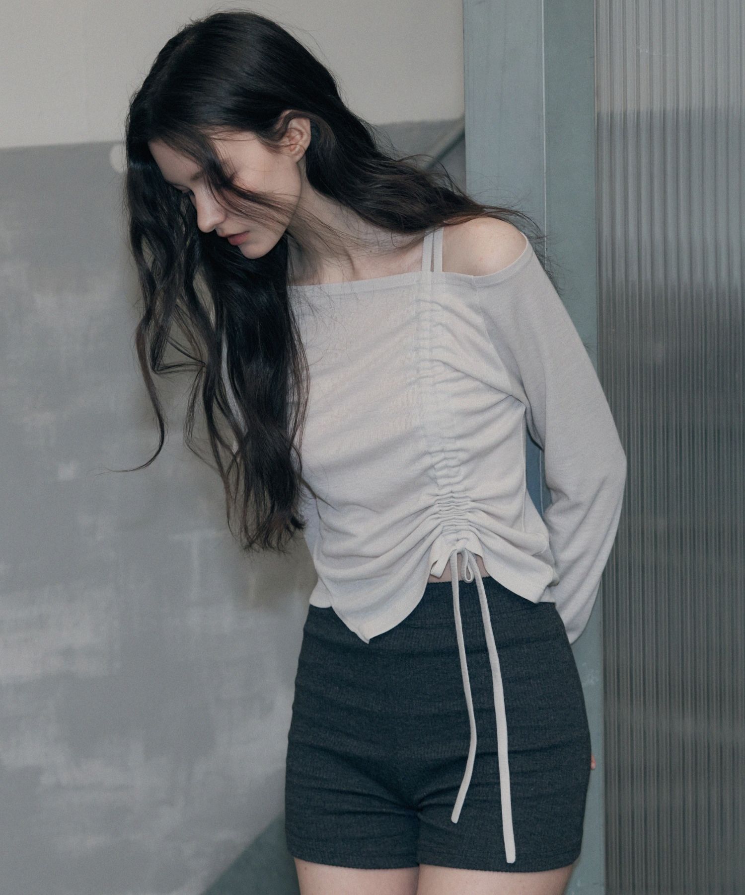 [LEATHERY] FLUID OPEN-SHOULDER SHIRRING LONG-SLEEVE [3 色] MUSINSA | LEATHERY Fluid Off-Shoulder Shirring Long Sleeve